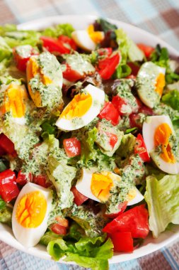 Domates ve yumurta yaz salatası