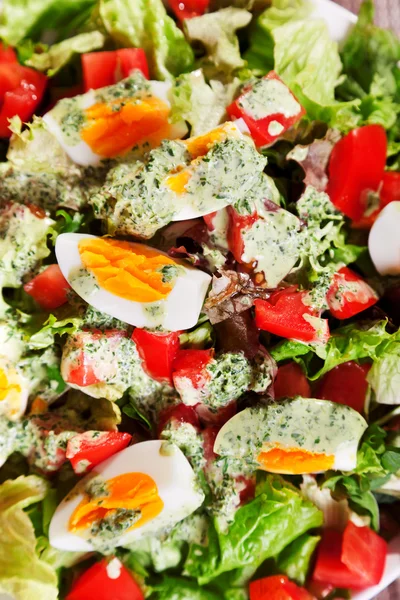 Salada de verão com tomates e ovos — Fotografia de Stock