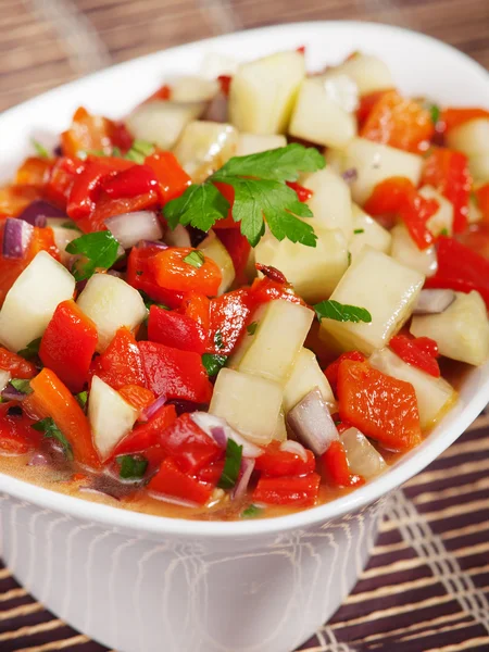 Salade aux poivrons et concombres cuits au four — Photo