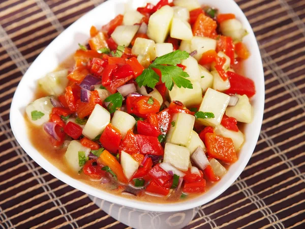 Salade met gebakken paprika en komkommers — Stockfoto