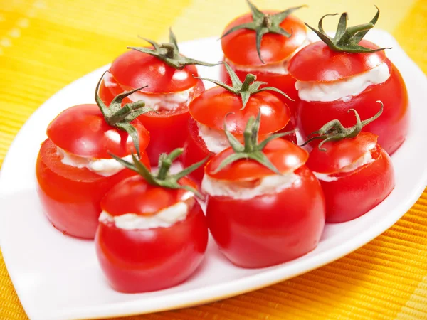 Tomates cherry rellenos con crema de queso — Foto de Stock