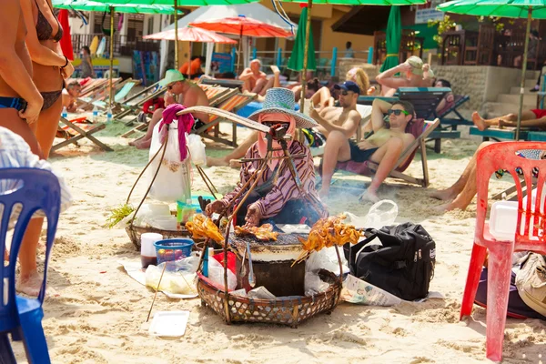 Tajskie kobiety sprzedaży na Chaweng Beach — Zdjęcie stockowe