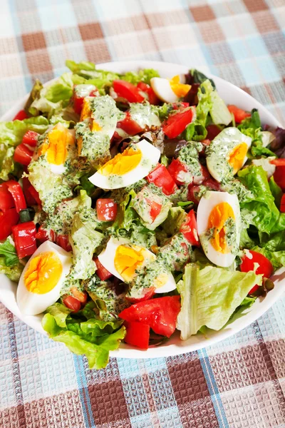 Ensalada de verano con tomates y huevos — Foto de Stock