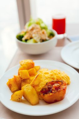 Yağda yumurta, patates ve kızarmış jambon