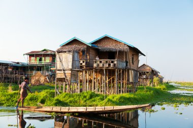 Köy evi Inle Gölü içinde yüzen