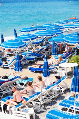 Nice kumsalda insanlara