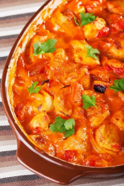 Tavuk, patates ve domates ile güveç