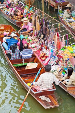 Damnoen saduak yüzen çarşı