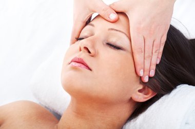 Genç bayan masaj yaptırıyor.