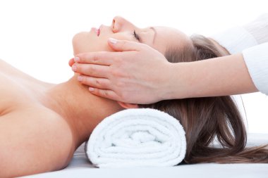Genç bayan masaj yaptırıyor.