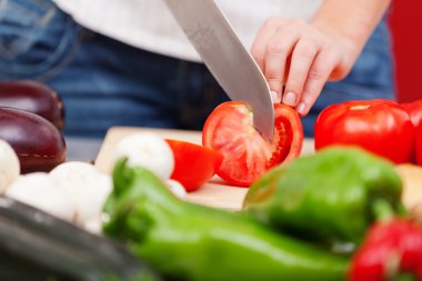 genç kadın salatası yapmak