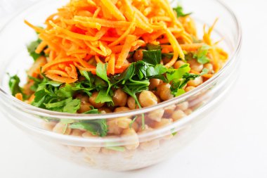 Nohut, bulgur ve havuç salatası