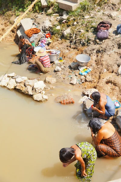 Taking bath in Inle Lake — Stock Photo, Image