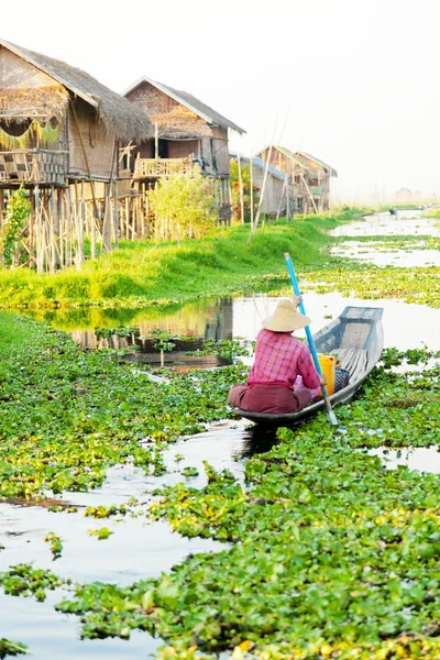 因达人在缅甸茵莱湖 — 图库照片