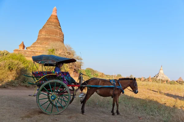 Carro de caballo en Bagan, Myanmar — Foto de Stock