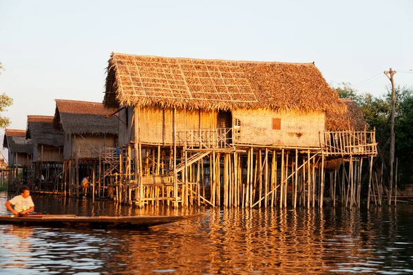 Maison de village flottante à Inle Lake — Photo