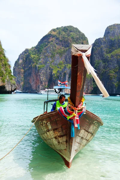 Barcos de cauda longa, Baía de Maya, Tailândia — Fotografia de Stock