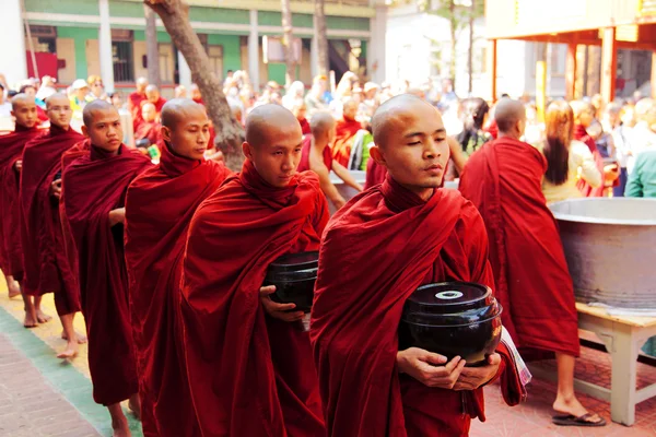 Monjes en el monasterio de Mahagandayone —  Fotos de Stock