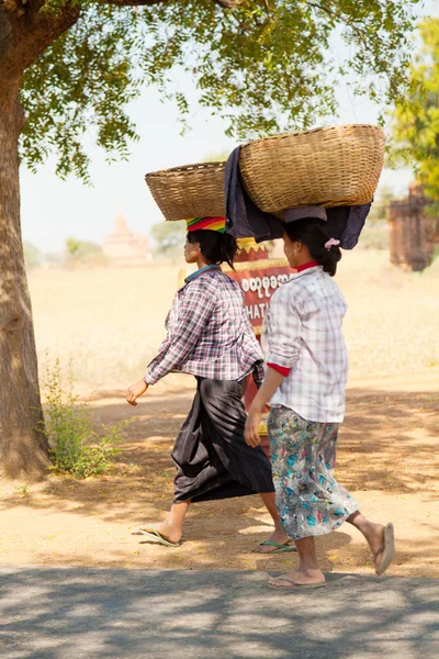 Two young women in Myanmar — Stock Photo, Image