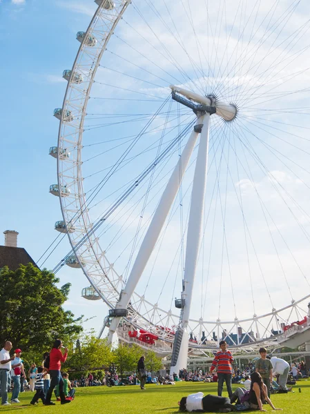 London Eye yakınındaki insanlar — Stok fotoğraf