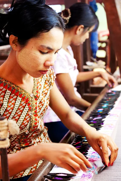 Burmese women weaving cotton — Stock Photo, Image