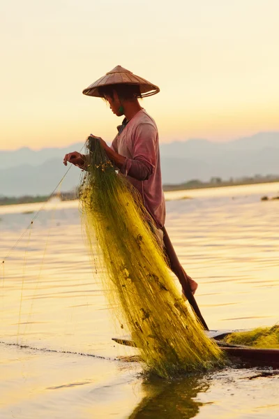 Balıkçı, Inle Gölü, Myanmar — Stok fotoğraf