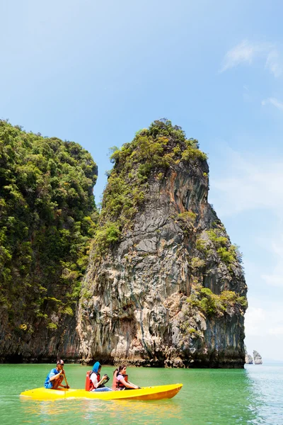 Caiaque em Pang Nga Bay, Tailândia — Fotografia de Stock