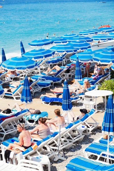 Gente en la playa de Niza — Foto de Stock