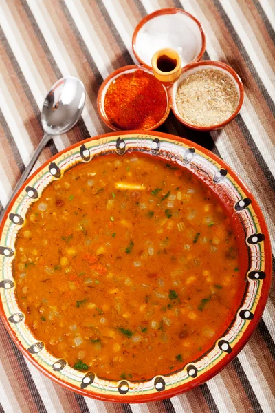 Soupe aux lentilles dans une assiette — Photo