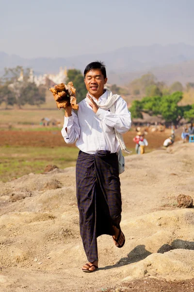 Burmese man carring wood — Stock Photo, Image