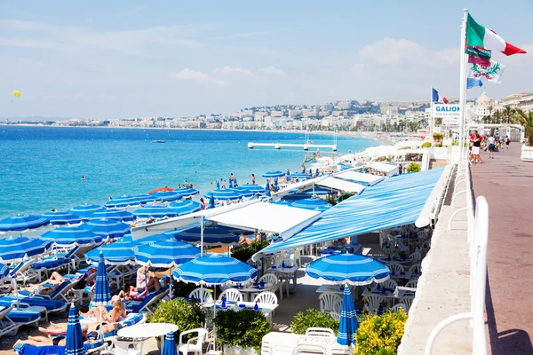 Cidadãos e turistas na praia em Nice — Fotografia de Stock