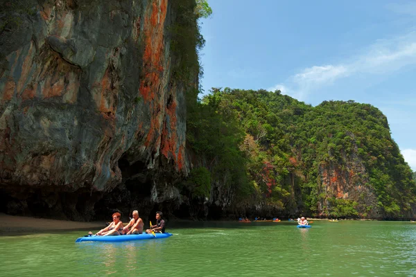 Kajakpaddling i Pang Nga Bay, Thailand — Stockfoto