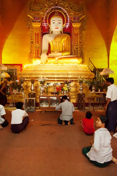Burmai emberek imádkoznak, Mandalay — Stock Fotó