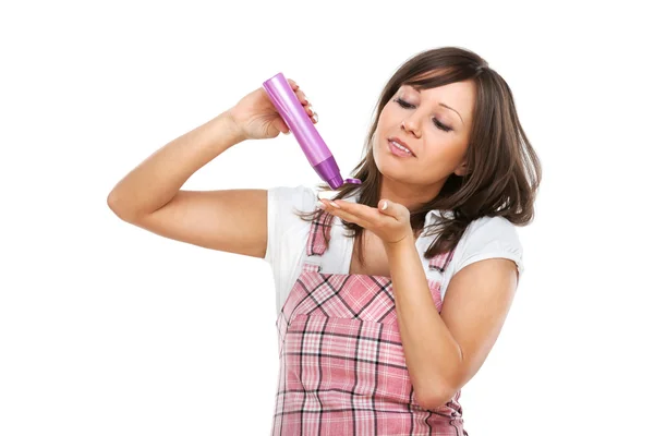 Mujer joven con cosméticos — Foto de Stock