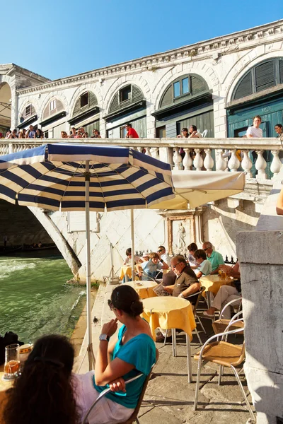 Toeristen zittend in restaurant in Venetië — Stockfoto