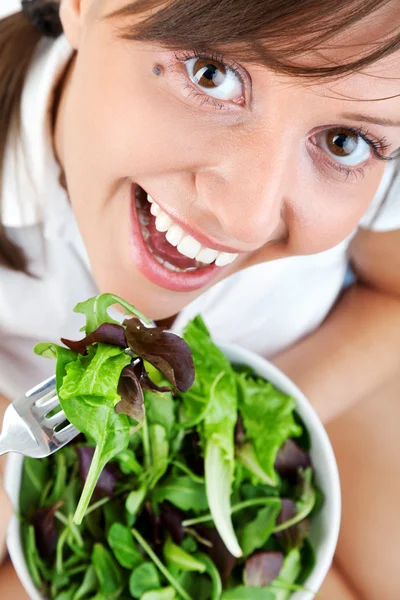 Giovane donna mangiare insalata — Foto Stock