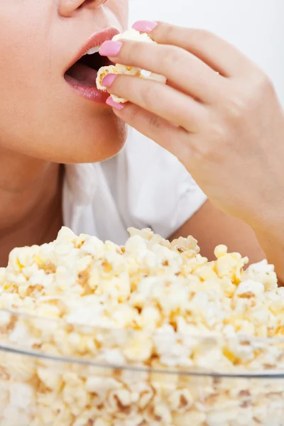 Jonge vrouw eten popcorn — Stockfoto