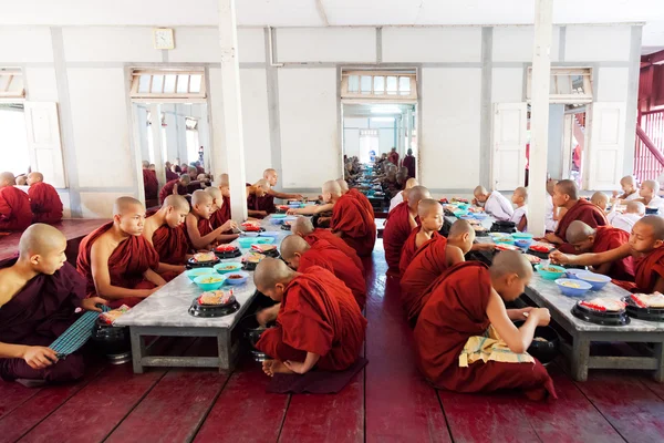 Monaci nel monastero di Mahagandayone — Foto Stock