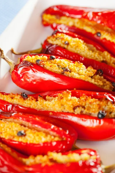 Fyllda paprikor med couscous och russin — Stockfoto