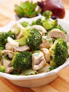 Brokoli ve mantar salatası