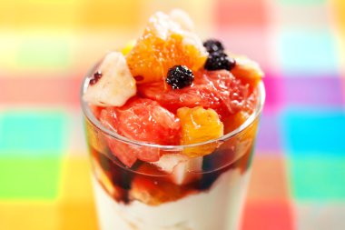 Yoğurtlu meyve salatası