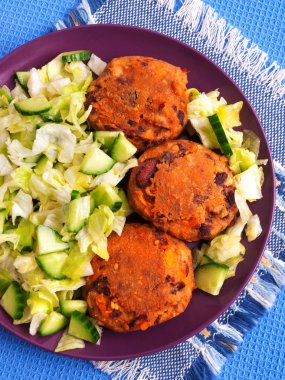 Kızarmış köfte taze salata ile