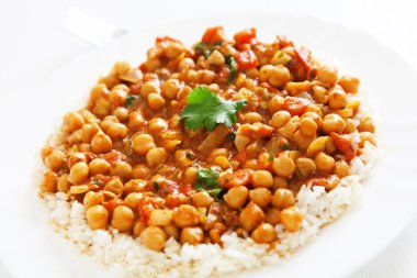 Channa Masala haşlanmış pirinç üzerinde