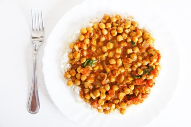 Channa Masala haşlanmış pirinç üzerinde