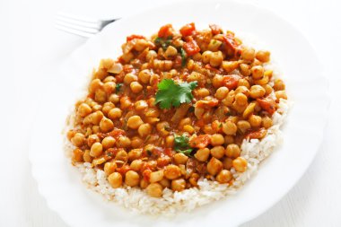 Channa Masala haşlanmış pirinç üzerinde