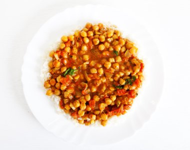 Channa Masala haşlanmış pirinç üzerinde