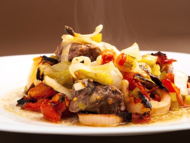 Sığır eti güveç yeşil biber ile