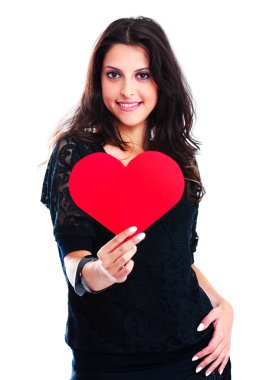 Kırmızı kalpli genç kadın