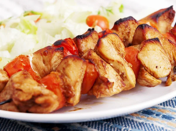 Varkensvlees Spiesjes met salade — Stockfoto