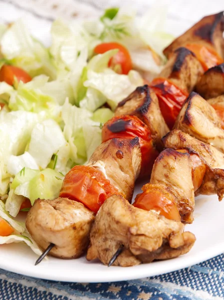 Varkensvlees Spiesjes met salade — Stockfoto